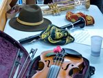 Instruments et chapeaux, au repos!